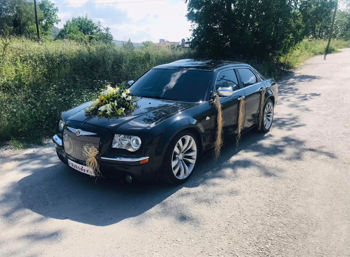 Çiçek süslemeli Chrysler 300C gelin arabası